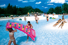 Viele Dünen, die zum Springen einladen und Wasser sprühende Fontänen sorgen Wasserspaß vom feinsten.