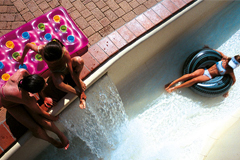 Jede Art von Pool, mit tiefem Wasser für die Großen und seichtem Wasser für die Kleinen, denn es gibt nicht nur einen, sondern sogar zwei Aquaparks!